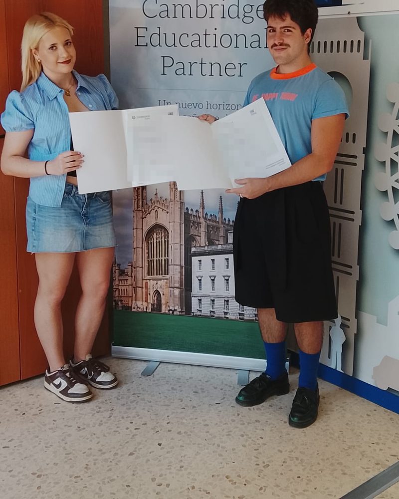 Dos alumnos de Blue Bridge Academy con su B2 First de Cambridge